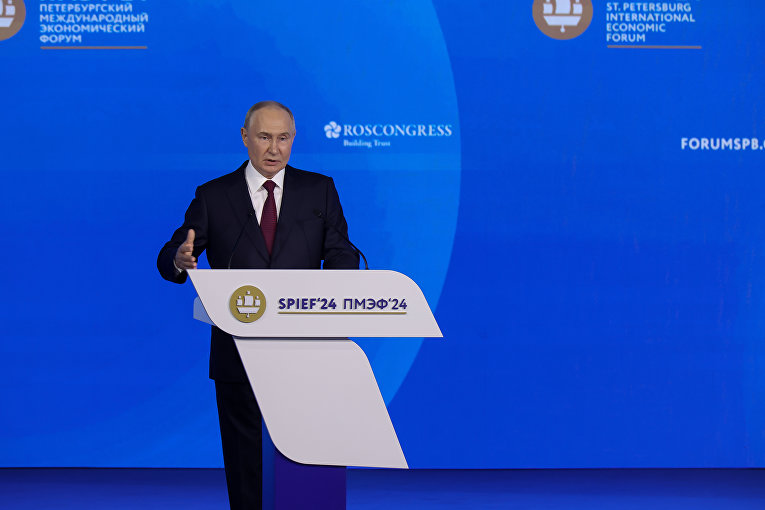 Путин предложил возобновить индексацию пенсий работающим пенсионерам 