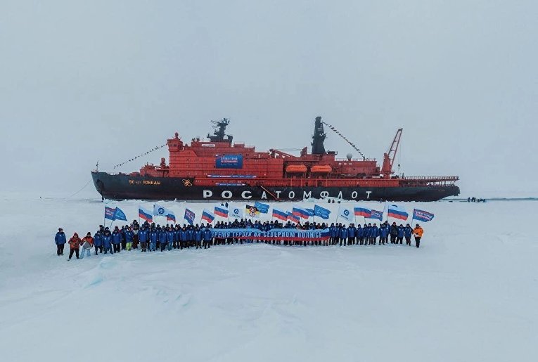 Участники программы "Время героев" достигли Северного полюса на ледоколе 