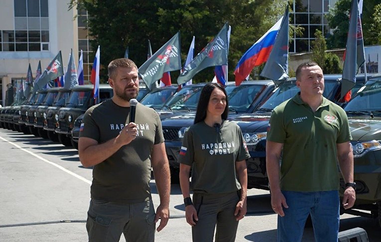 Народный фронт вручил военным новую партию автомобилей ко Дню России 