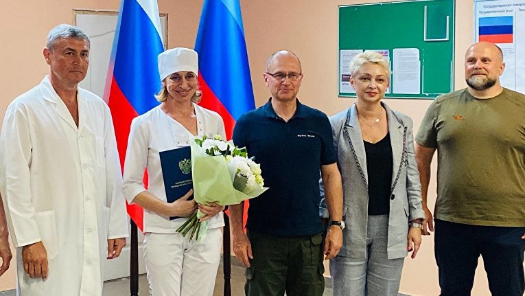 Кириенко передал медикам Северодонецка благодарственные письма от Путина 