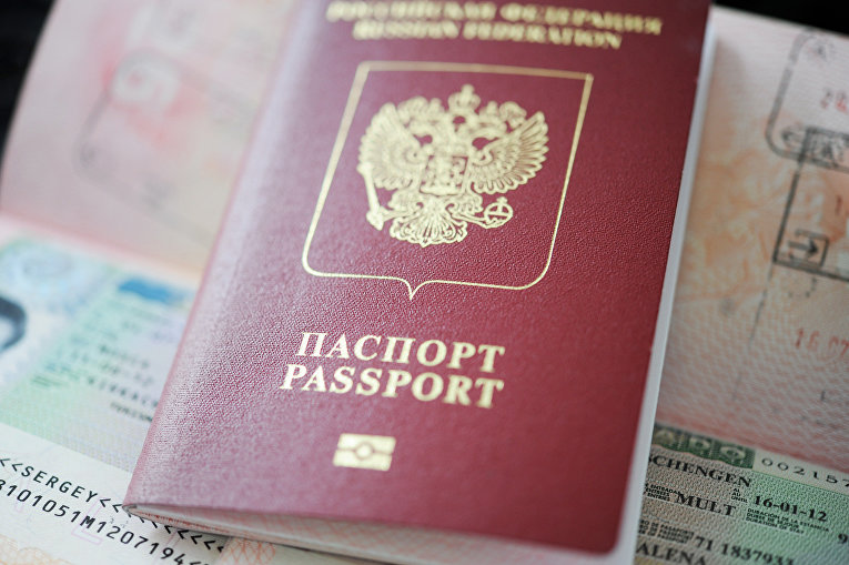 Депутатам Госдумы и сенаторам запретят несогласованные выезды из России 