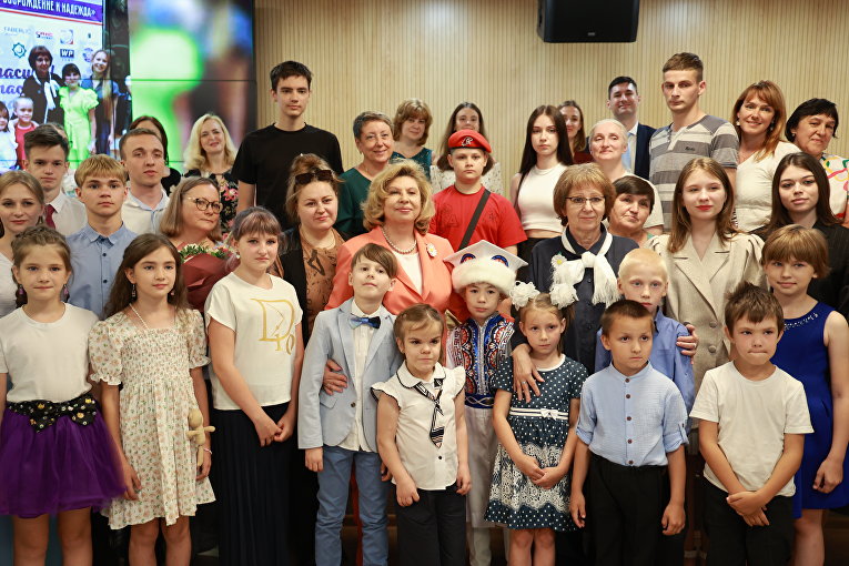 Москалькова наградила победителей конкурса "Права человека глазами детей" 