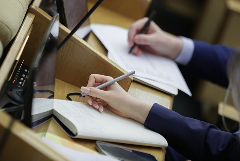 Госдума приняла закон о запрете продажи энергетиков подросткам 
