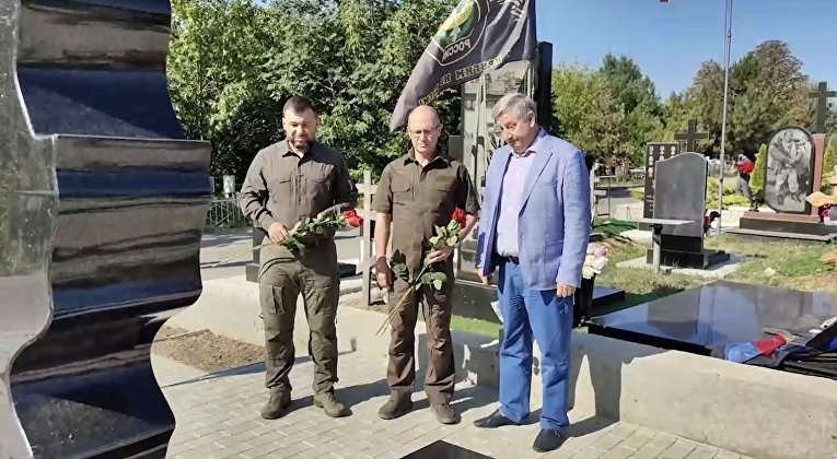 Кириенко возложил цветы на Алее героев в ДНР 